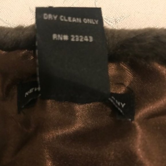 Vintage New York & company faux fur scarf. 40X5 - Picture 6 of 7
